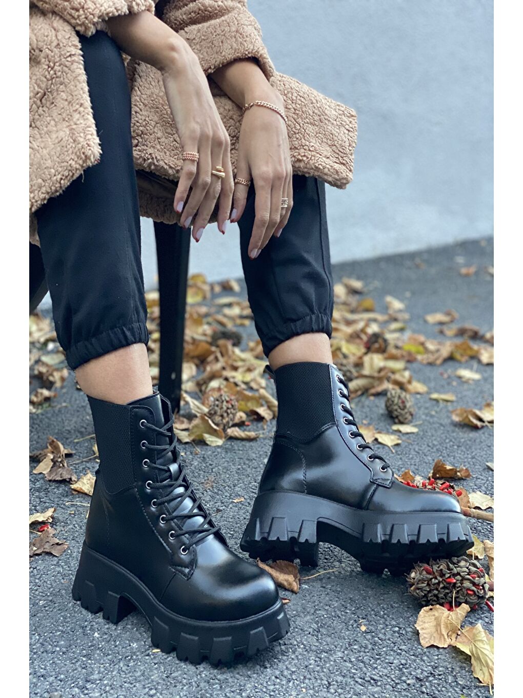 Siyah Bayan Kenarları Örgü Lastik Hafif Tabanlı Bot-1