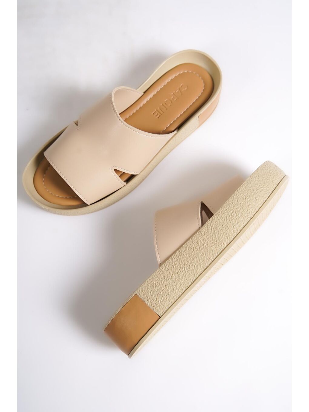 Sarı Yan Dekolteli Tek Bantlı Renkli Detaylı Dolgu Topuk Kadın Terlik-1