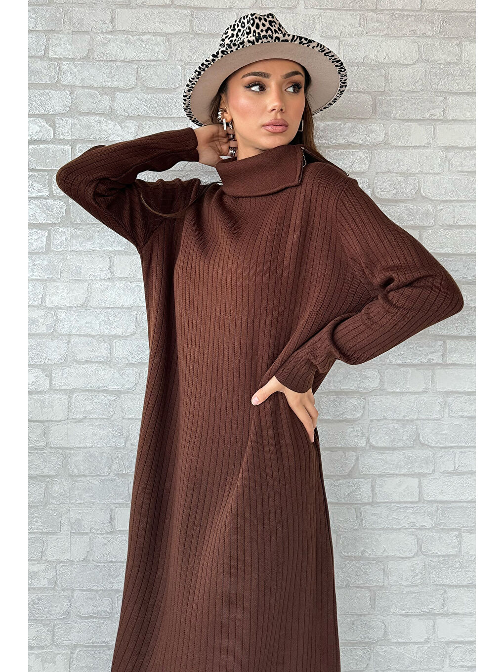 Kahverengi Kadın Yaka Fermuarlı Fitilli Tesettür Triko Elbise-3