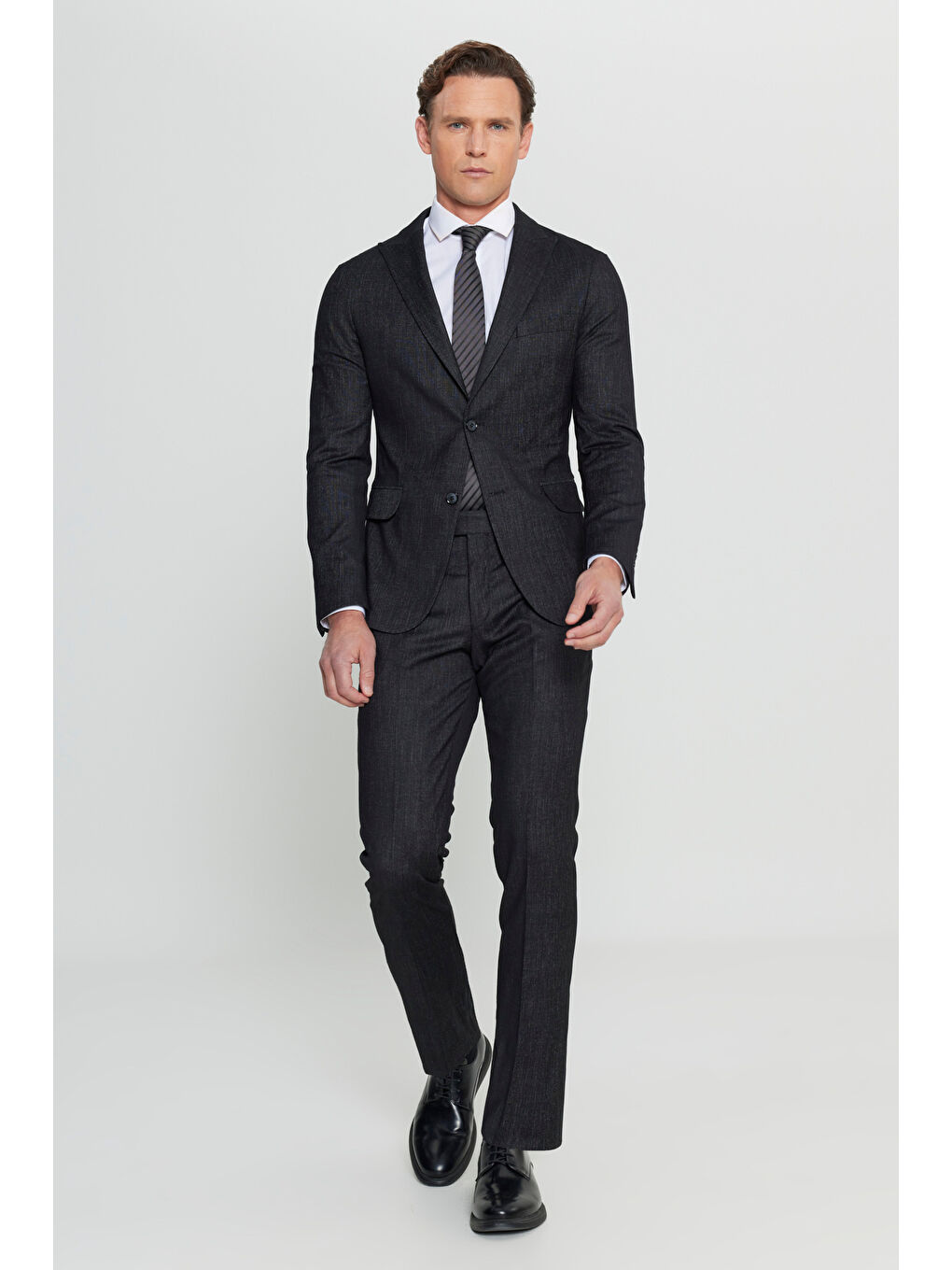 Erkek Siyah Dar Kesim Kırlangıç Yaka Desenli Kapak Cepli Takım Elbise-1