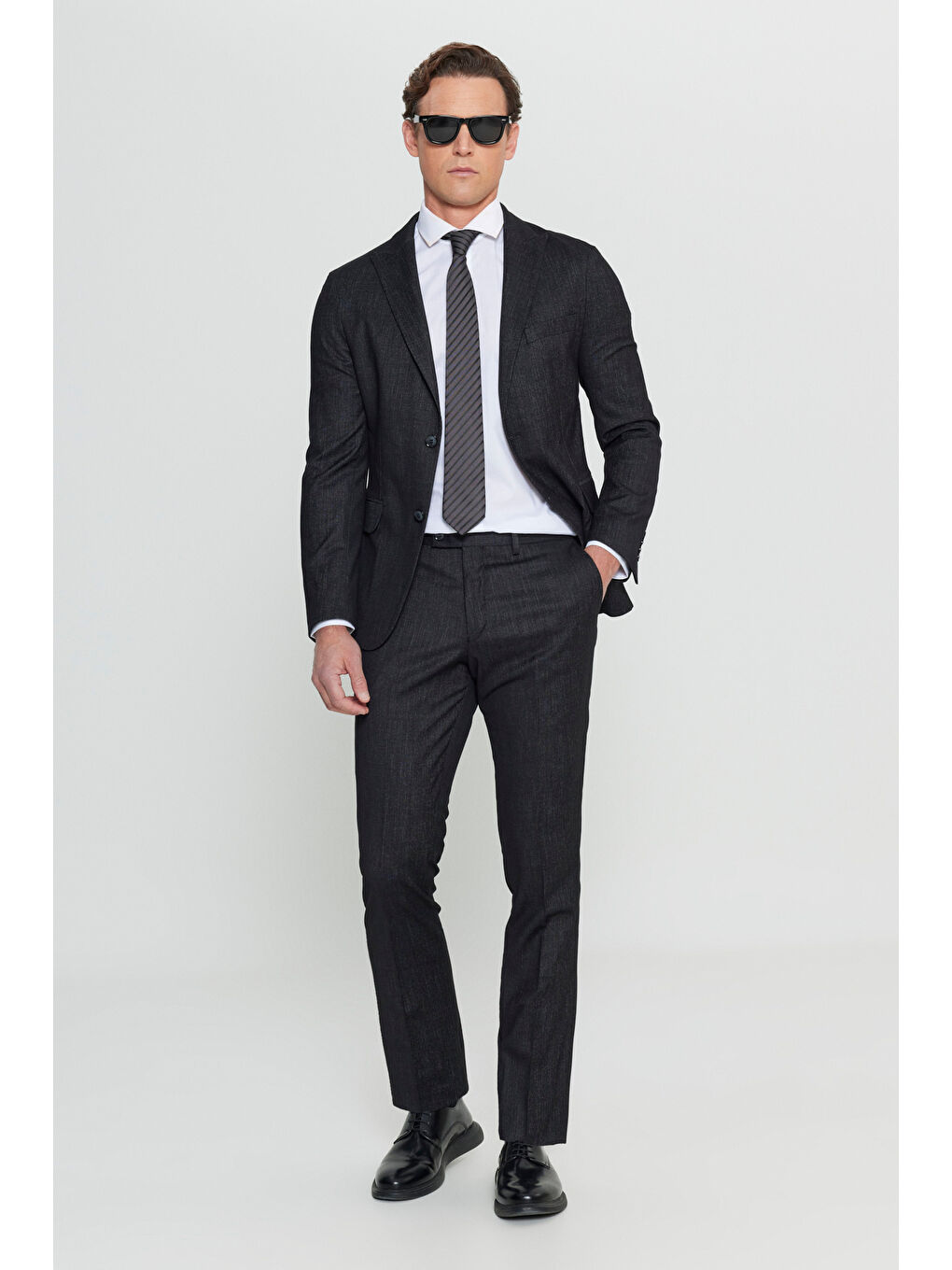 Erkek Siyah Dar Kesim Kırlangıç Yaka Desenli Kapak Cepli Takım Elbise-3