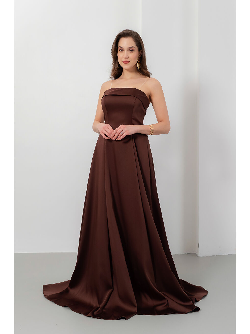 Kadın Kahverengi Straplez Yaka Saten Uzun Kloş Abiye Elbise