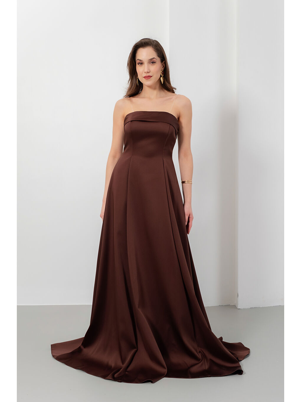 Kadın Kahverengi Straplez Yaka Saten Uzun Kloş Abiye Elbise-1