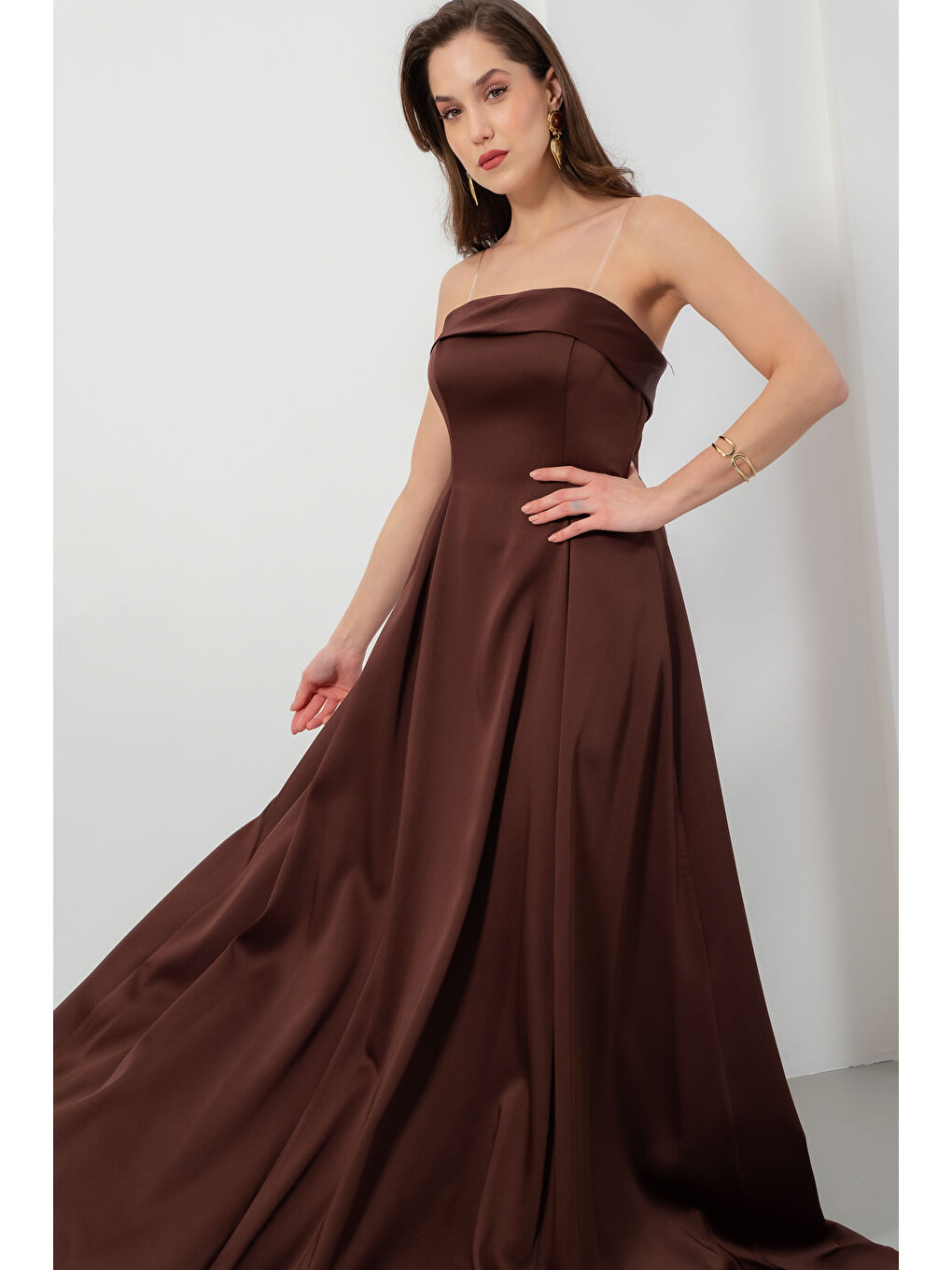 Kadın Kahverengi Straplez Yaka Saten Uzun Kloş Abiye Elbise-2