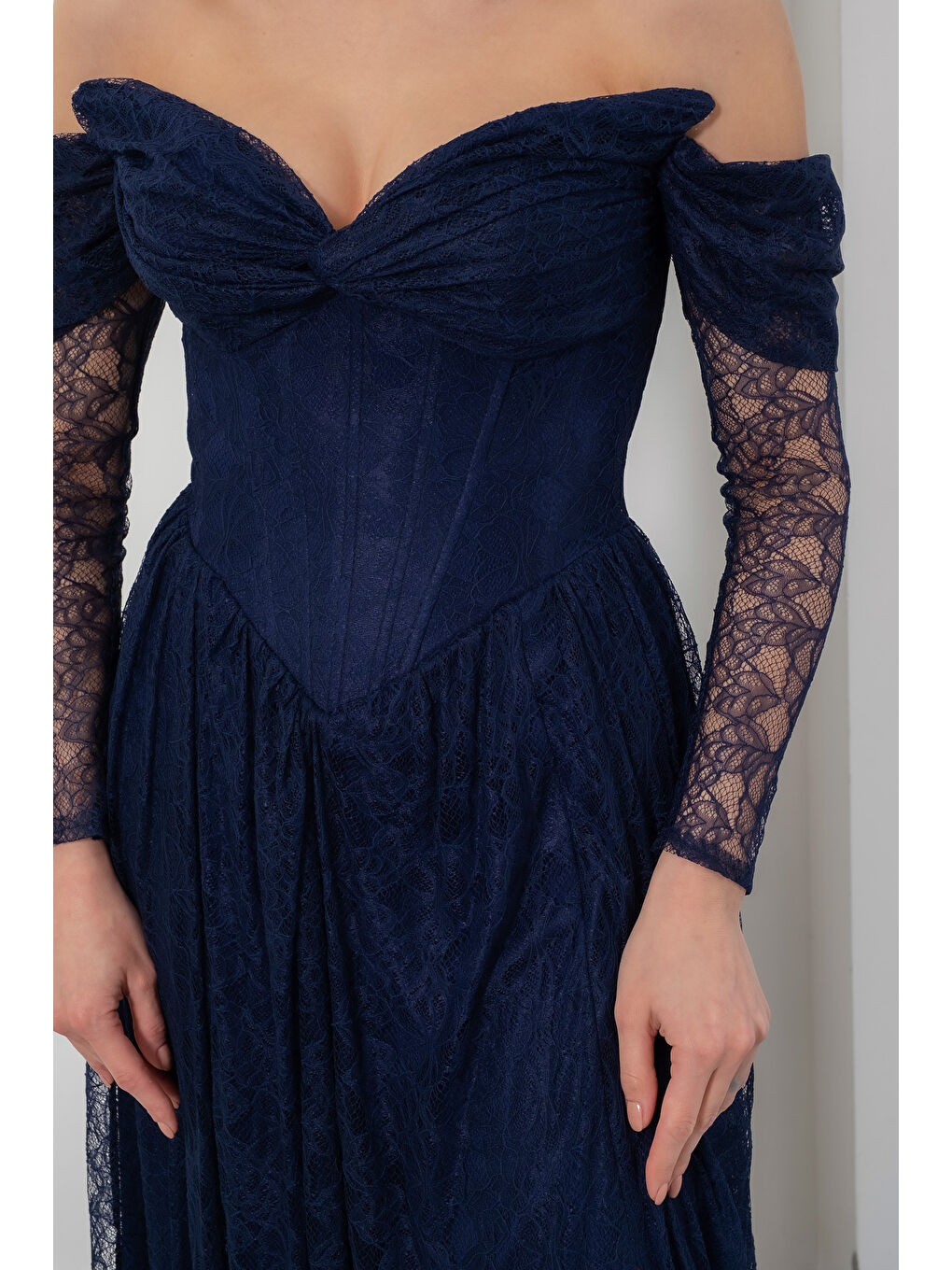 Kadın Lacivert Kayık Yaka Dantel Detay Uzun Abiye Elbise-3