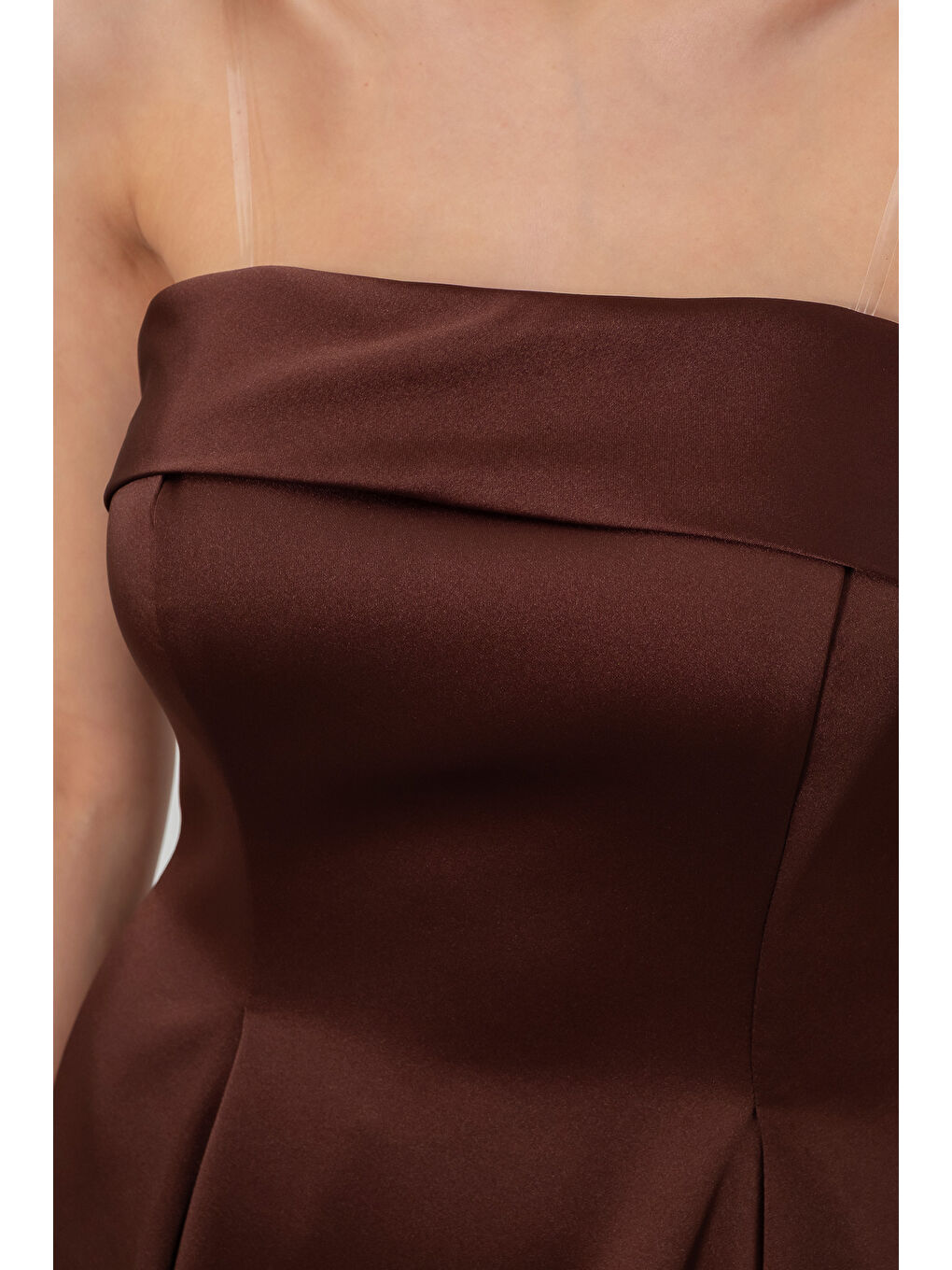 Kadın Kahverengi Straplez Yaka Saten Uzun Kloş Abiye Elbise-3