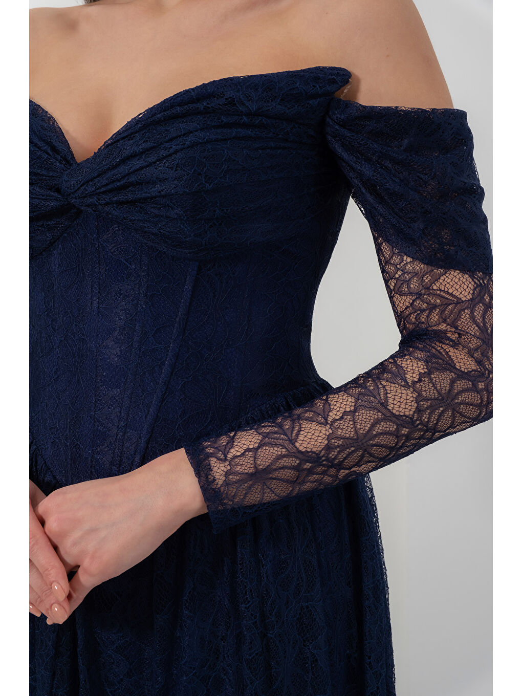 Kadın Lacivert Kayık Yaka Dantel Detay Uzun Abiye Elbise-4