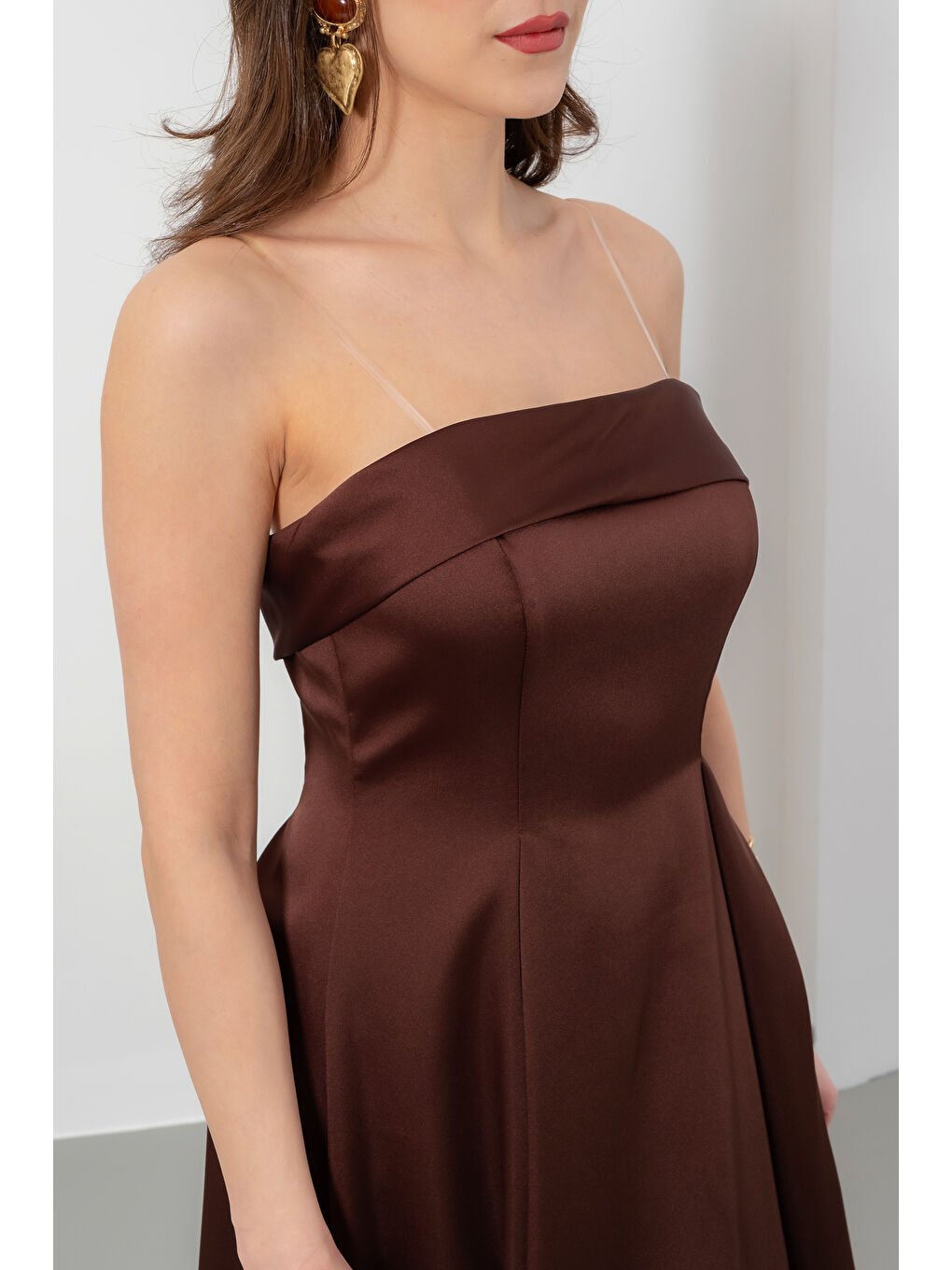 Kadın Kahverengi Straplez Yaka Saten Uzun Kloş Abiye Elbise-4
