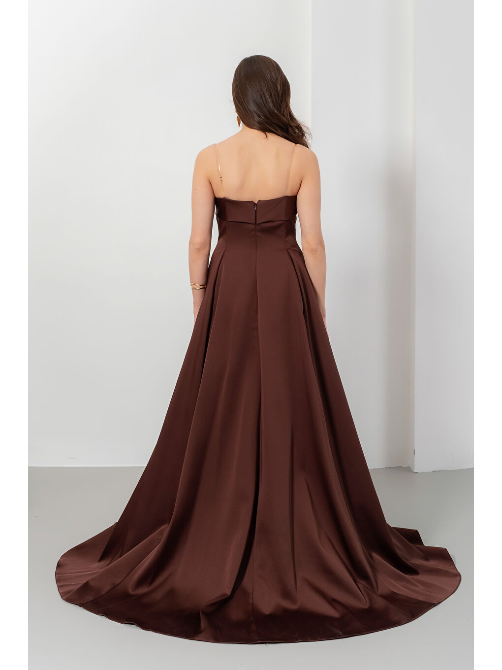 Kadın Kahverengi Straplez Yaka Saten Uzun Kloş Abiye Elbise-5