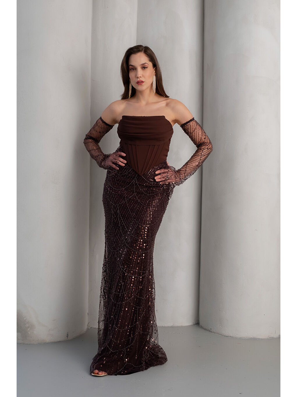 Kadın Kahverengi Straplez Yaka Boncuklu Uzun Abiye Elbise