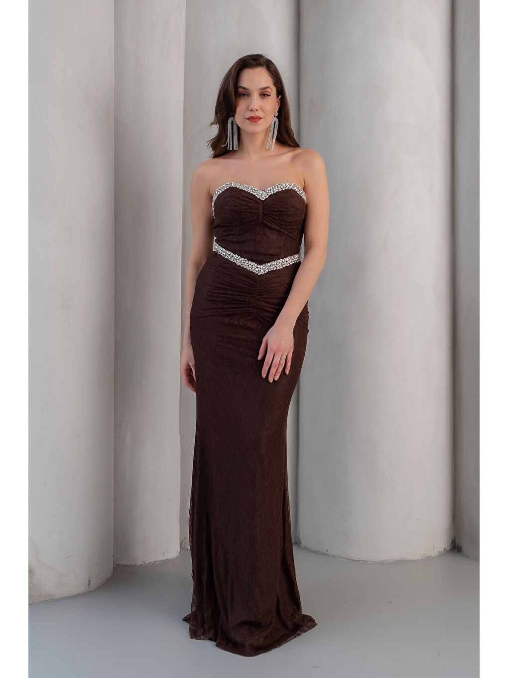 Kadın Kahverengi Straplez Yaka Dantel Detay Taşlı Uzun Abiye Elbise