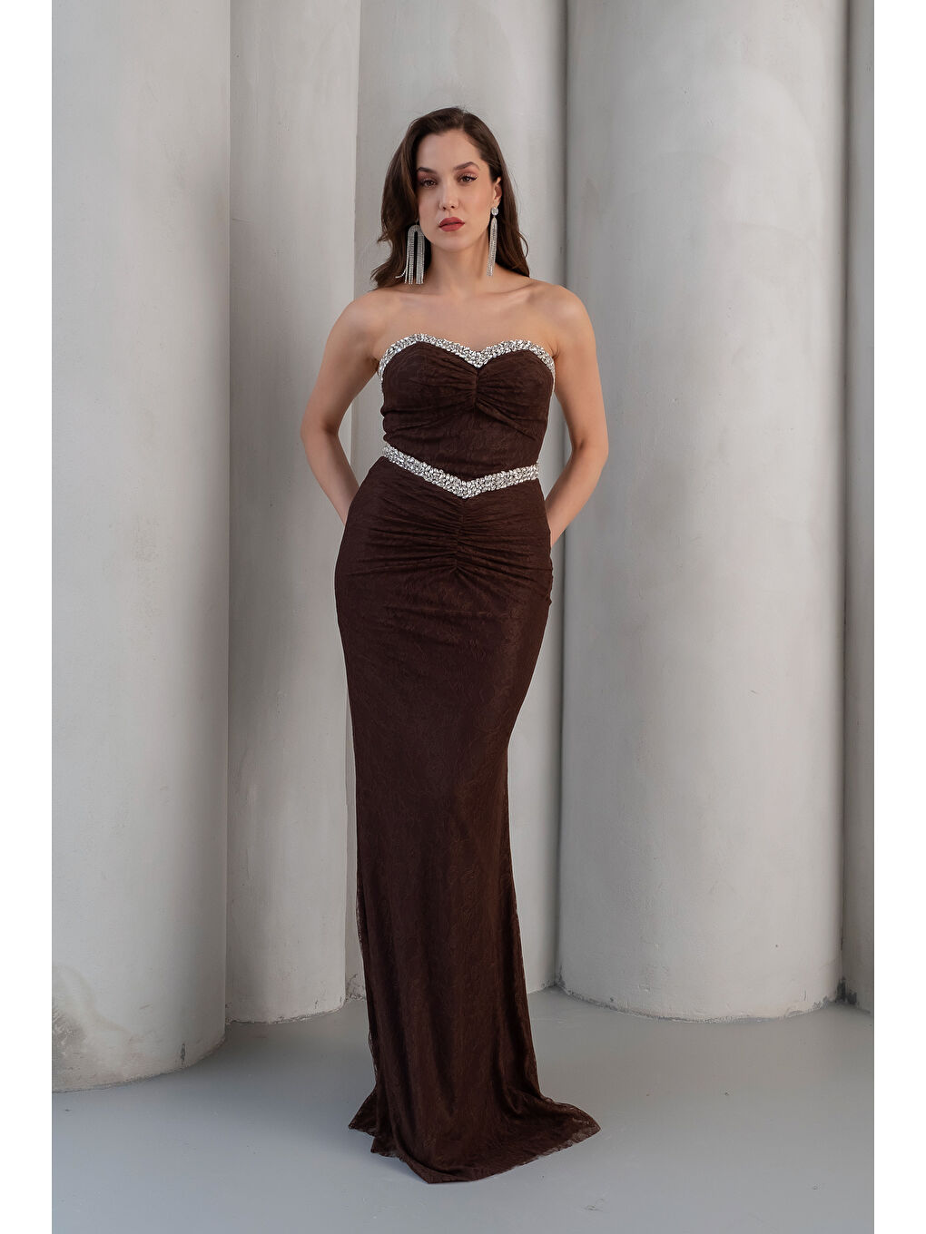 Kadın Kahverengi Straplez Yaka Dantel Detay Taşlı Uzun Abiye Elbise-1