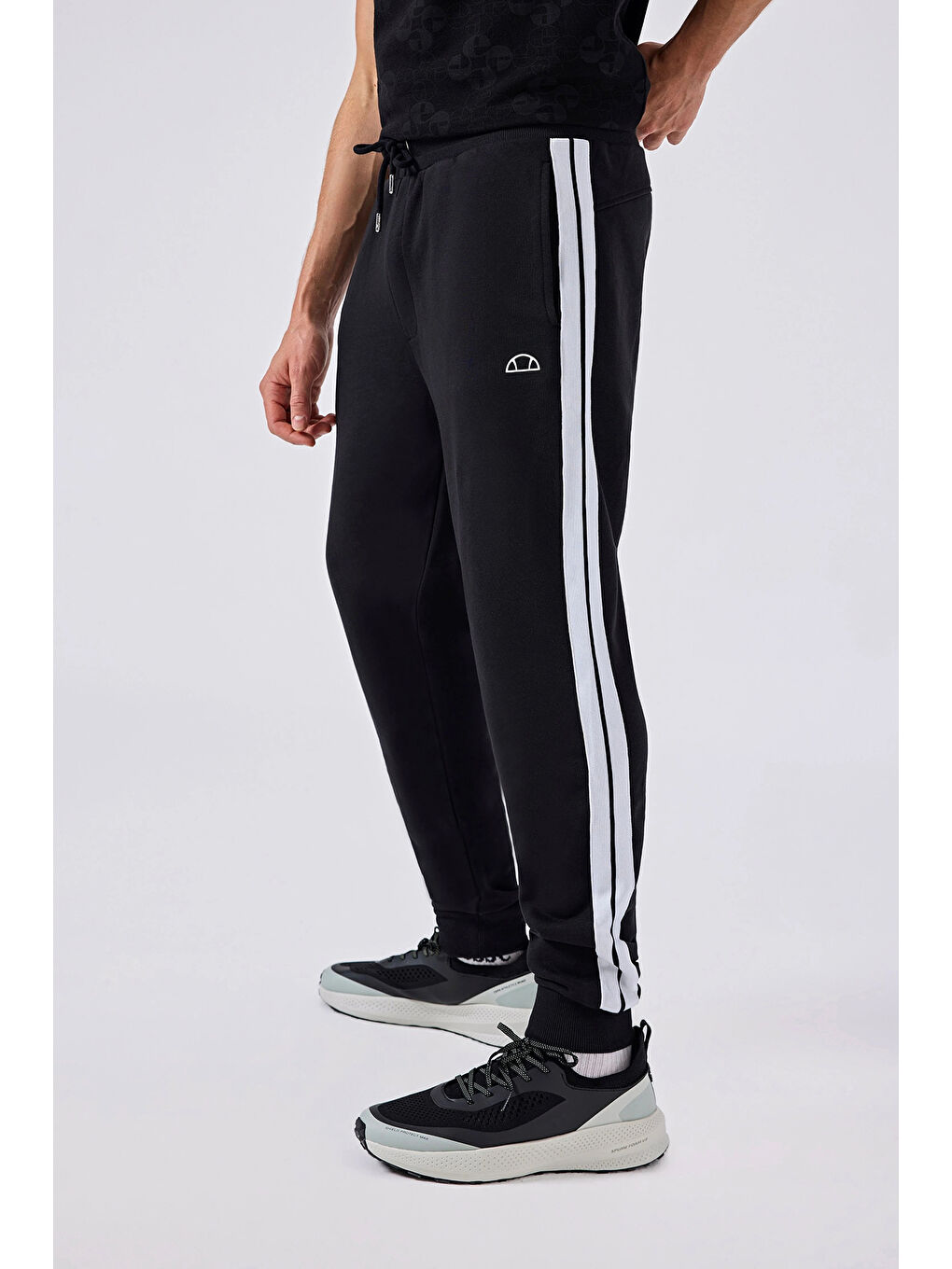 Siyah Pamuklu Kontrast Şeritli Normal Bel Lastikli Paça Eşofman Altı 5SM4363-BK-1