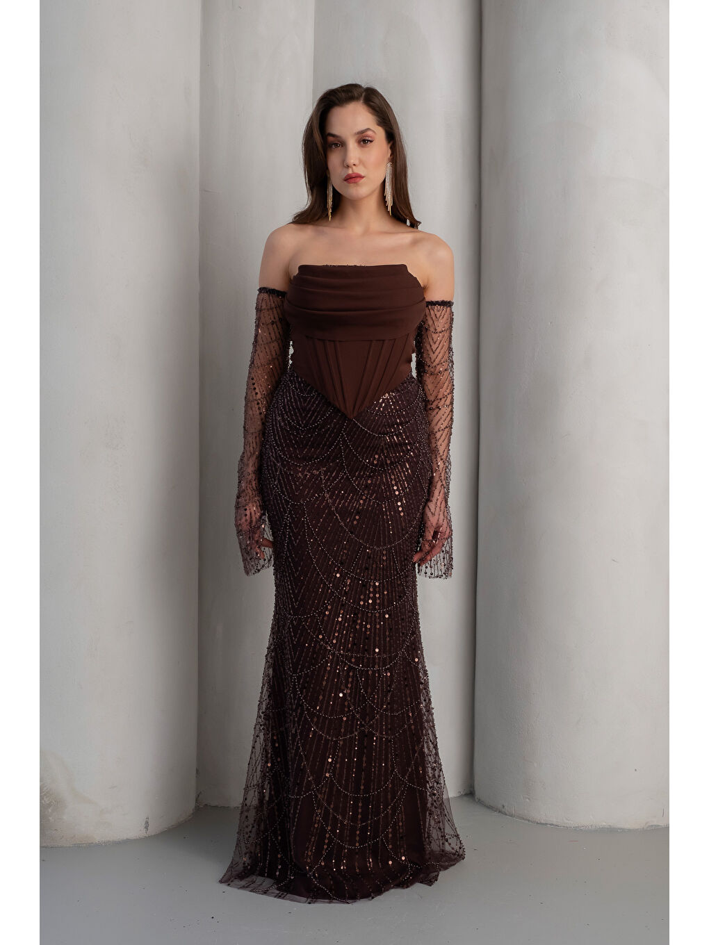 Kadın Kahverengi Straplez Yaka Boncuklu Uzun Abiye Elbise-1