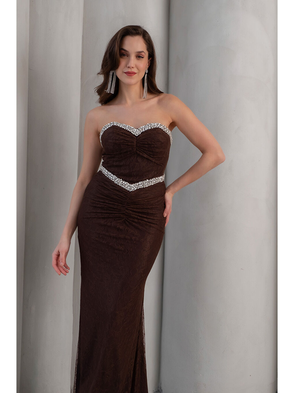 Kadın Kahverengi Straplez Yaka Dantel Detay Taşlı Uzun Abiye Elbise-2