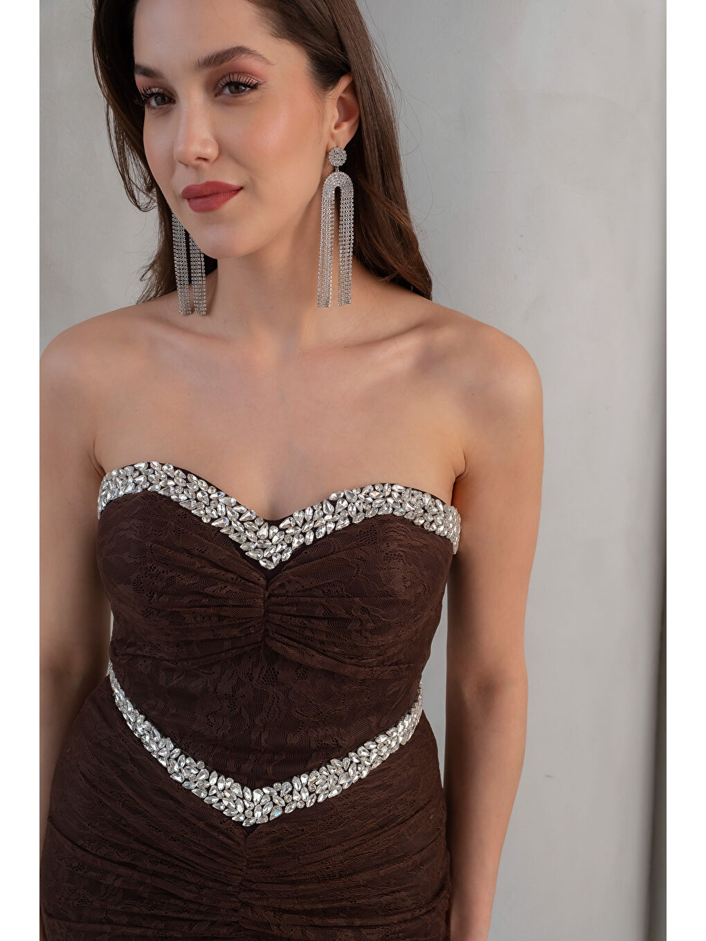 Kadın Kahverengi Straplez Yaka Dantel Detay Taşlı Uzun Abiye Elbise-3