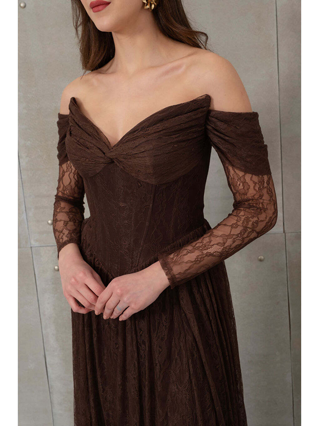 Kadın Kahverengi Kayık Yaka Dantel Detay Uzun Abiye Elbise-3
