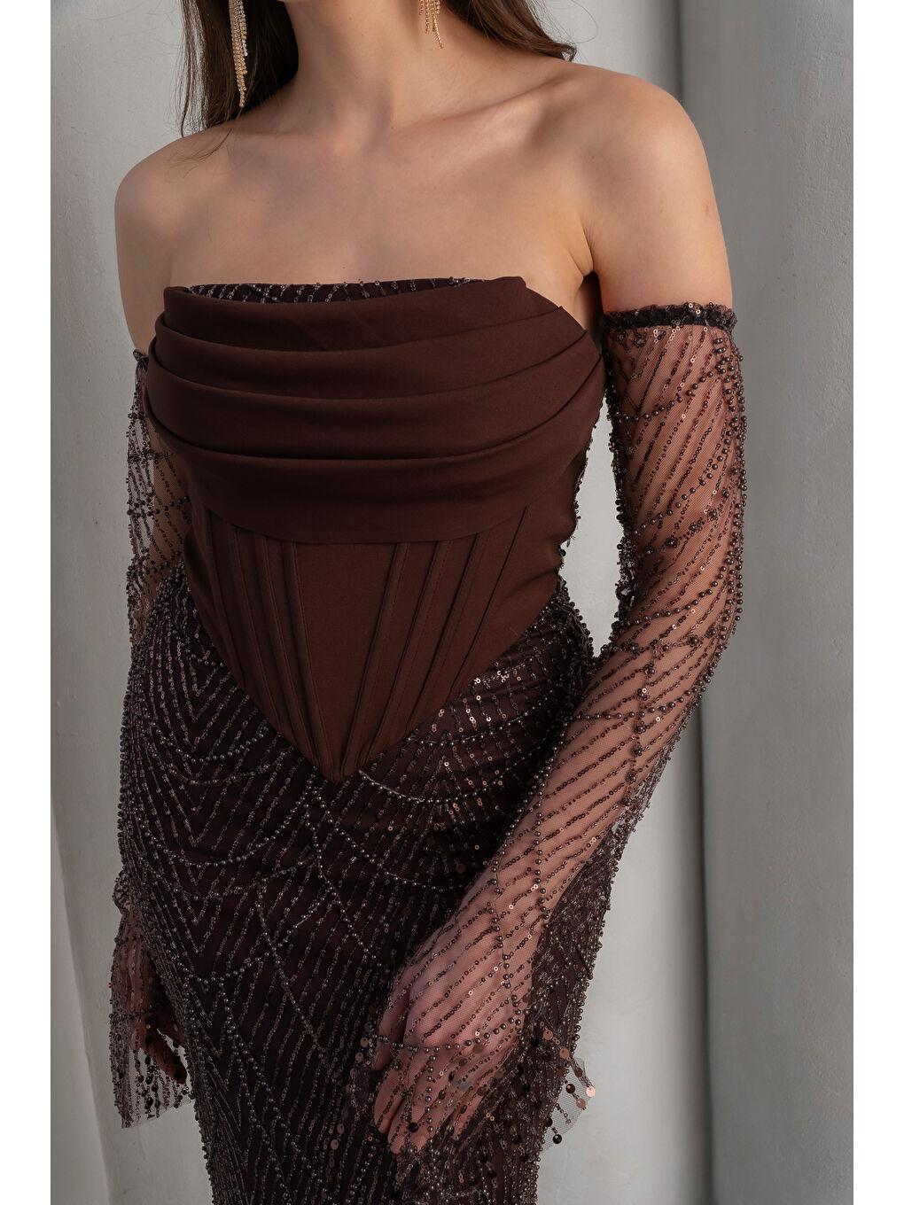 Kadın Kahverengi Straplez Yaka Boncuklu Uzun Abiye Elbise-3