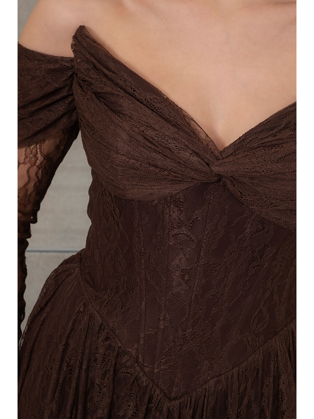 Kadın Kahverengi Kayık Yaka Dantel Detay Uzun Abiye Elbise-4
