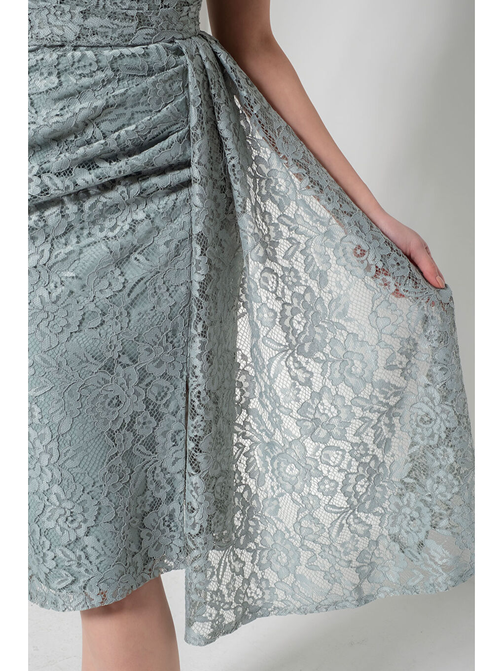 Kadın Mint Yeşili Kayık Yaka Dantelli Midi Abiye Elbise-3