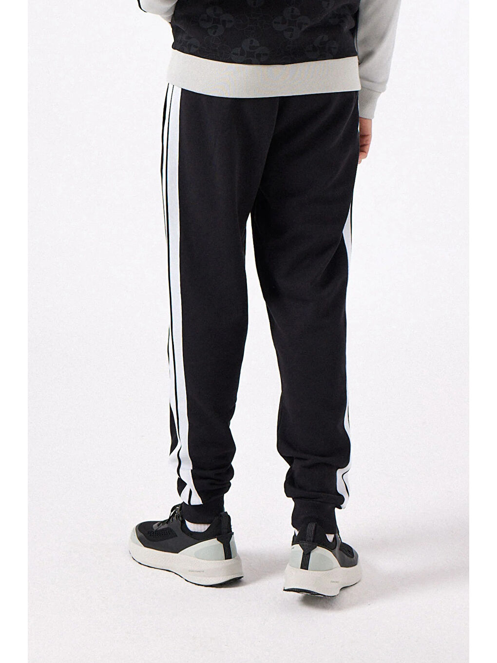 Siyah Pamuklu Kontrast Şeritli Normal Bel Lastikli Paça Eşofman Altı 5SM4363-BK-3