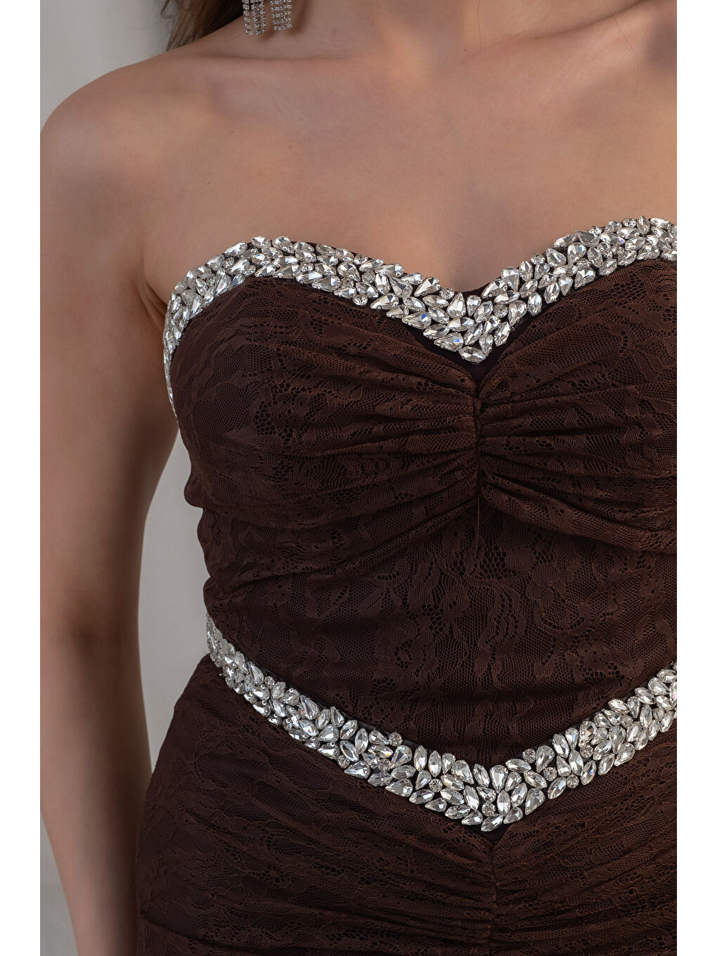 Kadın Kahverengi Straplez Yaka Dantel Detay Taşlı Uzun Abiye Elbise-4