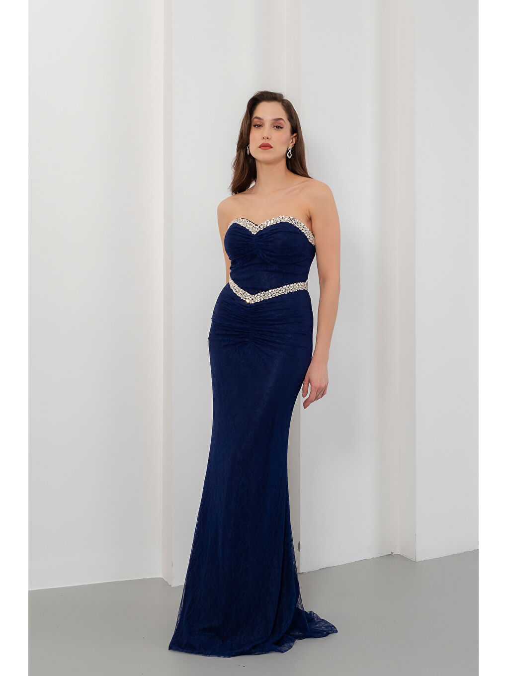 Kadın Lacivert Straplez Yaka Dantel Detay Taşlı Uzun Abiye Elbise
