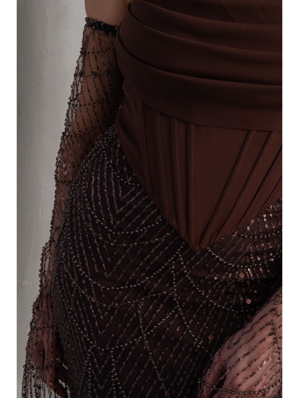 Kadın Kahverengi Straplez Yaka Boncuklu Uzun Abiye Elbise-4
