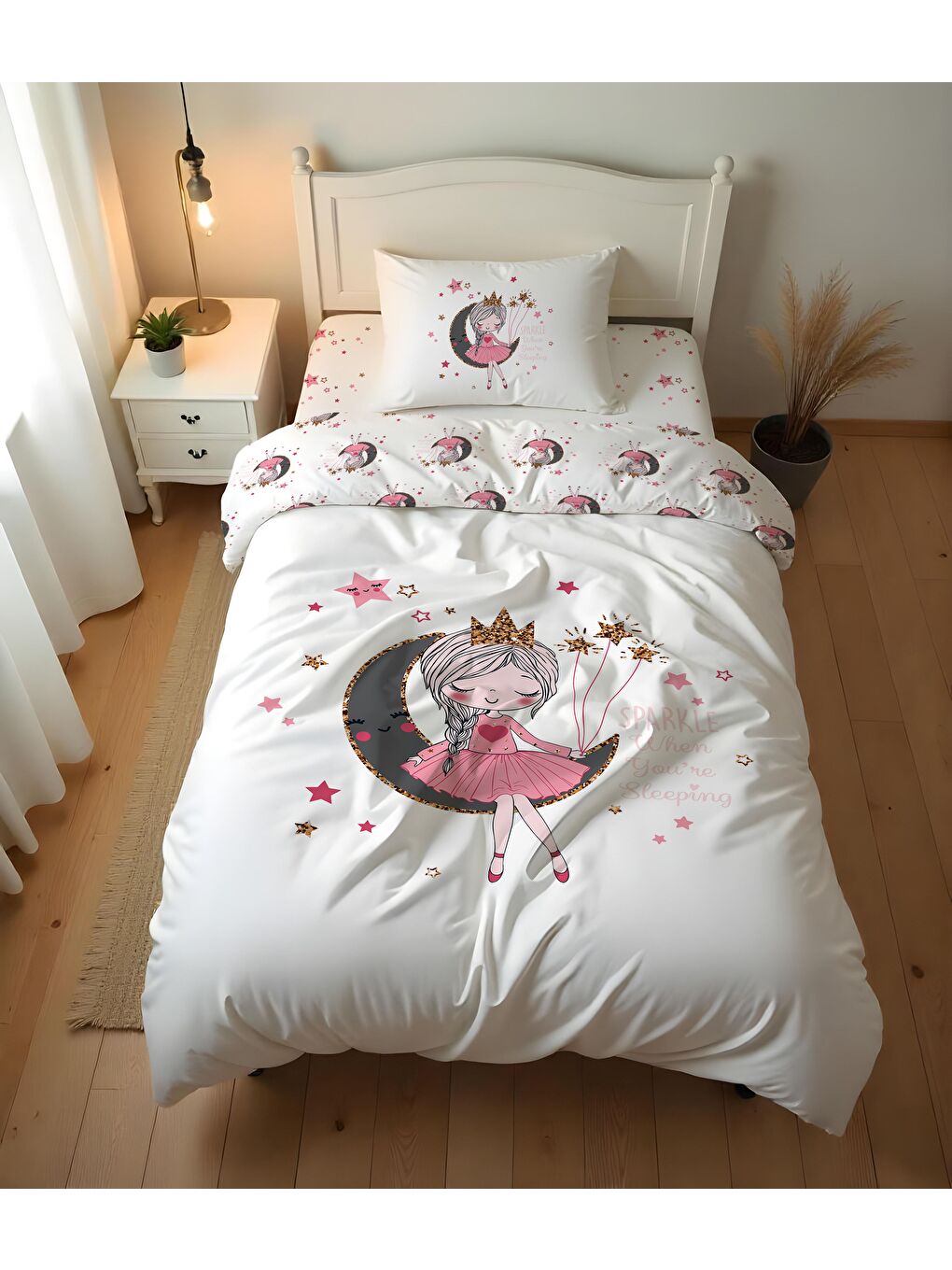 Beyaz Ayda Oturan Kız Desenli Çarşafsız 2'li Takım Baskılı Tek Kişilik Nevresim Takımı 160x220 cm