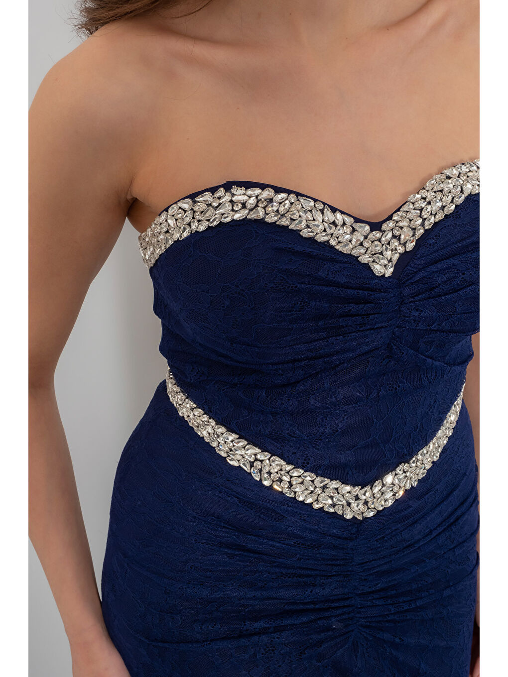 Kadın Lacivert Straplez Yaka Dantel Detay Taşlı Uzun Abiye Elbise-4
