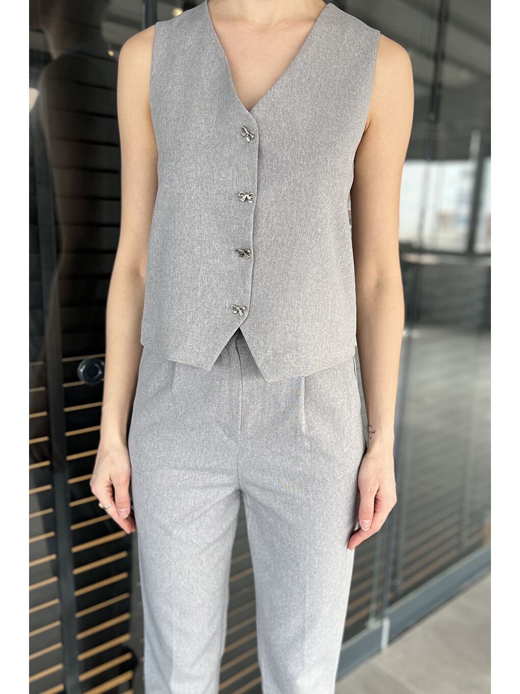 Gri Kadın Düğme Detaylı Astarlı Yelek Pantolon İkili Takım-3