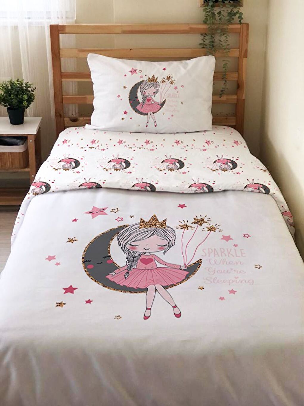 Beyaz Ayda Oturan Kız Desenli Çarşafsız 2'li Takım Baskılı Tek Kişilik Nevresim Takımı 160x220 cm-1