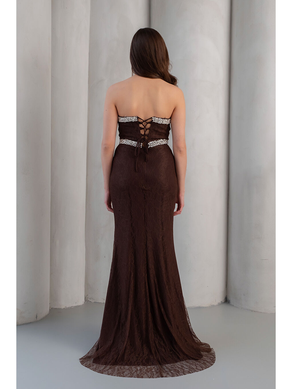 Kadın Kahverengi Straplez Yaka Dantel Detay Taşlı Uzun Abiye Elbise-5