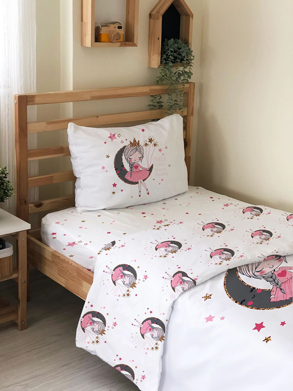 Beyaz Ayda Oturan Kız Desenli Çarşafsız 2'li Takım Baskılı Tek Kişilik Nevresim Takımı 160x220 cm-3