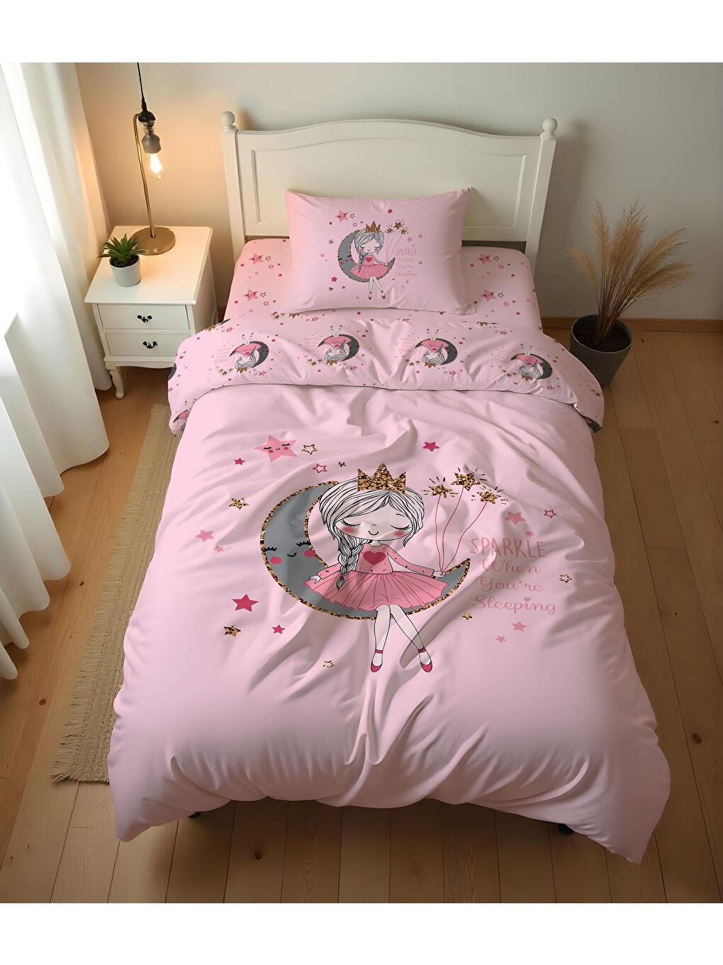 Pembe Ayda Oturan Kız Desenli Çarşafsız 2'li Takım Baskılı Tek Kişilik Nevresim Takımı 160x220 cm