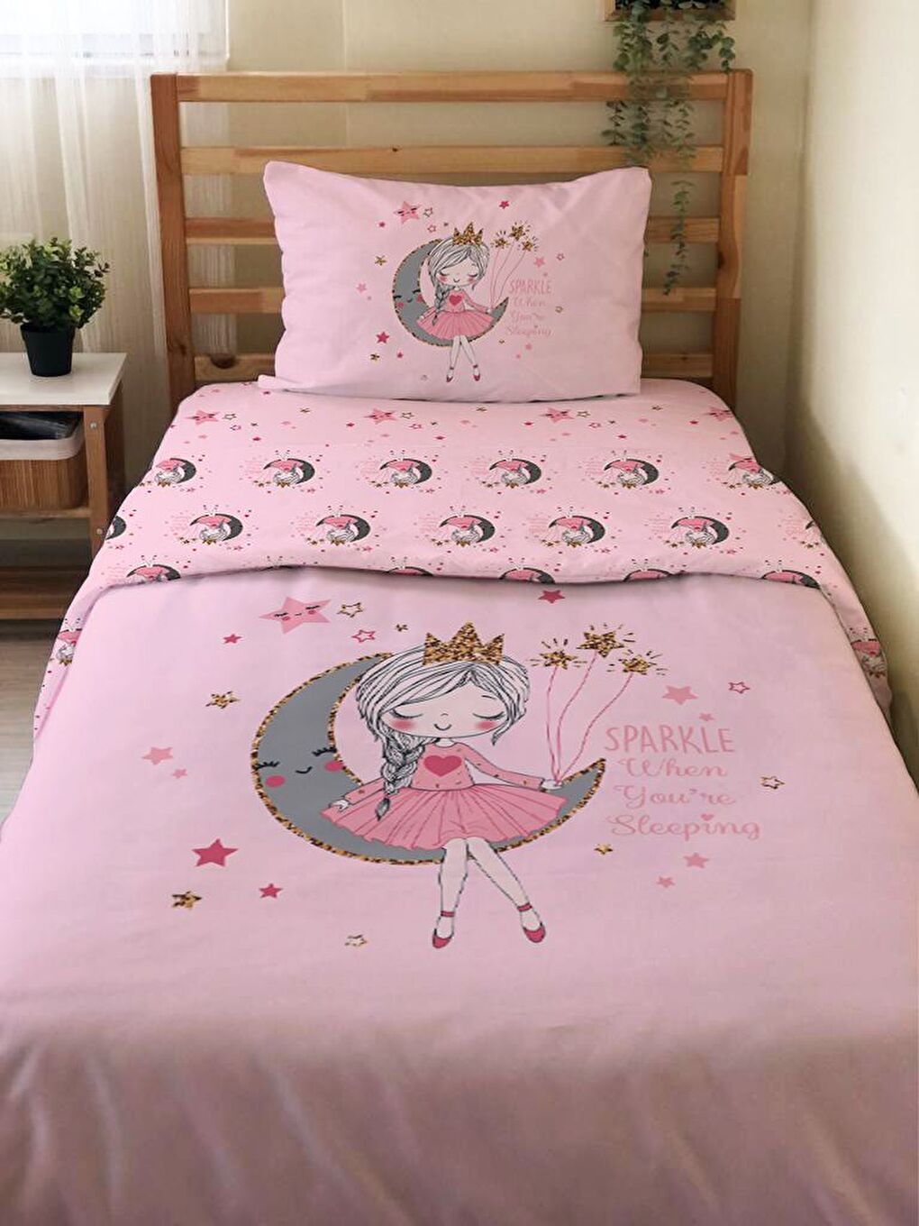 Pembe Ayda Oturan Kız Desenli Çarşafsız 2'li Takım Baskılı Tek Kişilik Nevresim Takımı 160x220 cm-1