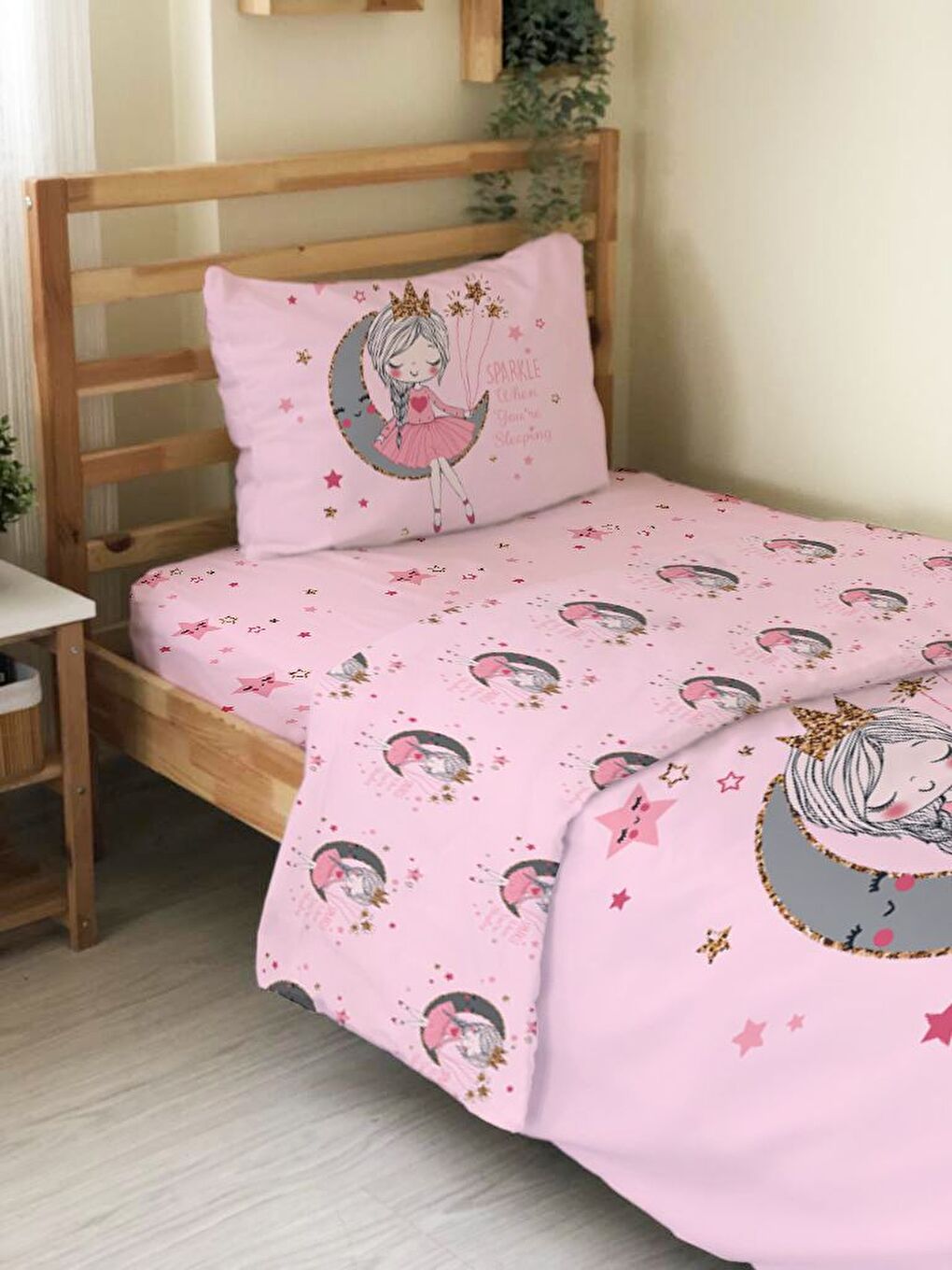 Pembe Ayda Oturan Kız Desenli Çarşafsız 2'li Takım Baskılı Tek Kişilik Nevresim Takımı 160x220 cm-3