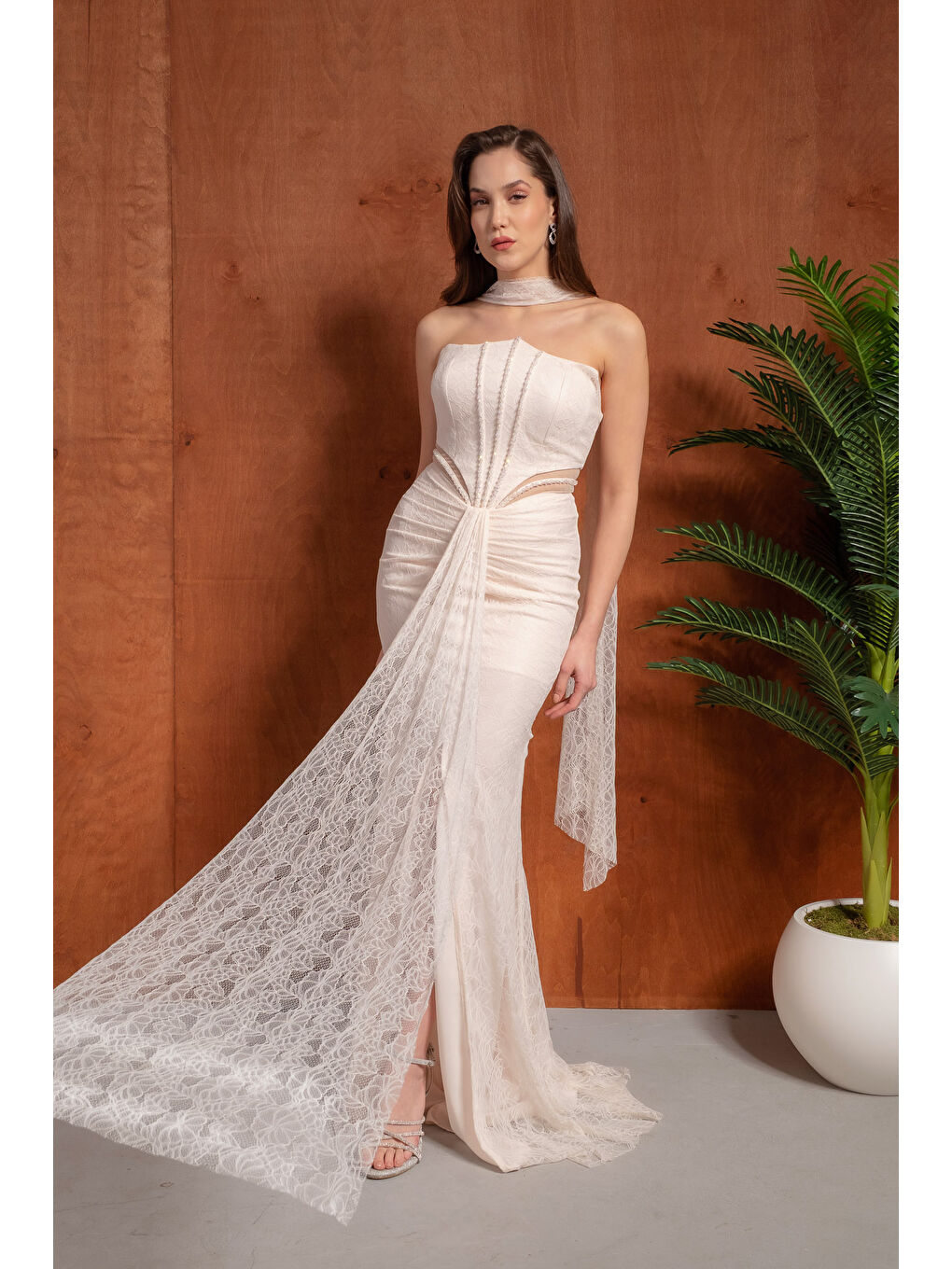 Pembe Kadın Pudra Straplez Yırtmaçlı Dantel Detay Uzun Abiye Elbise-1