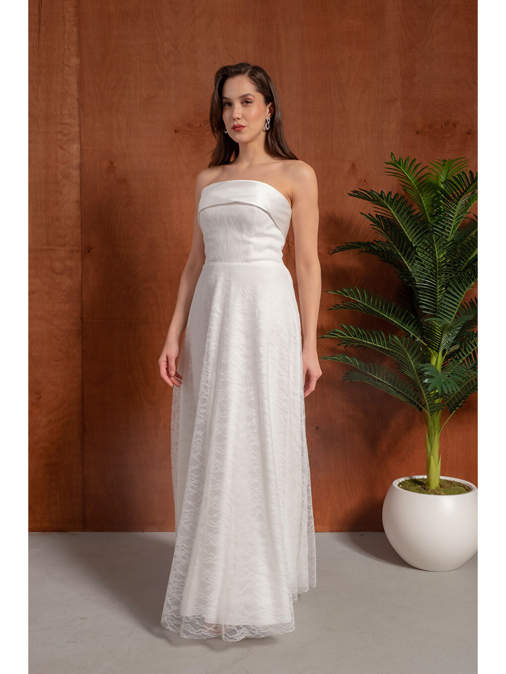 Kadın Beyaz Straplez Yaka Uzun Dantelli Abiye Elbise-1