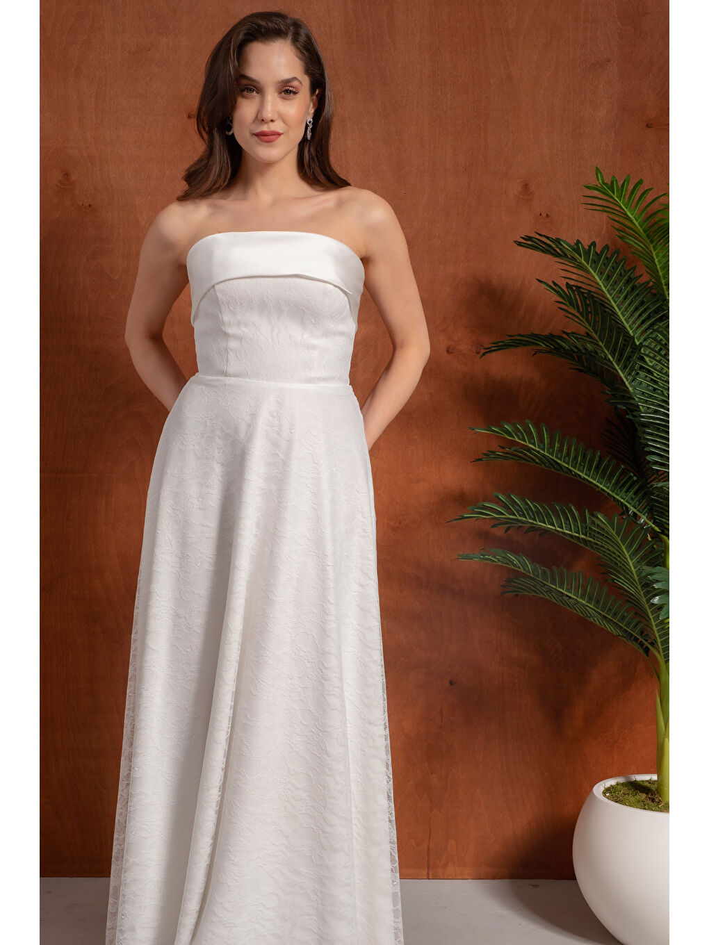 Kadın Beyaz Straplez Yaka Uzun Dantelli Abiye Elbise-2