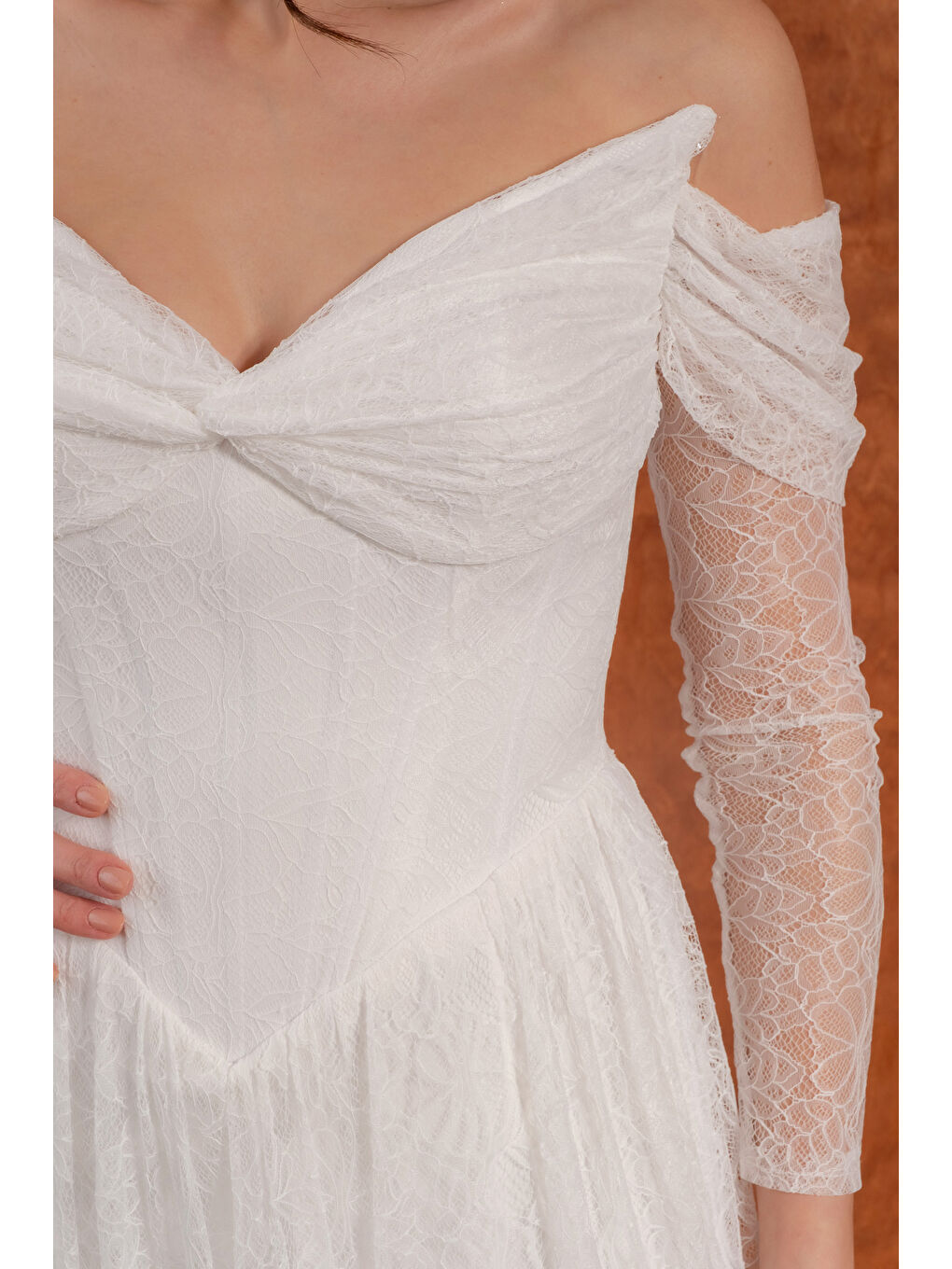 Kadın Beyaz Kayık Yaka Dantel Detay Uzun Abiye Elbise-4