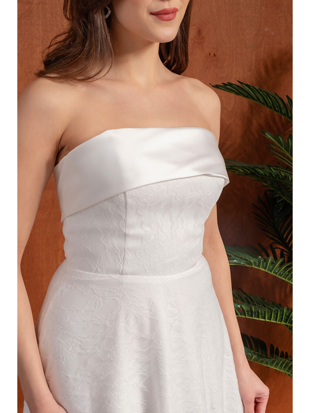 Kadın Beyaz Straplez Yaka Uzun Dantelli Abiye Elbise-3