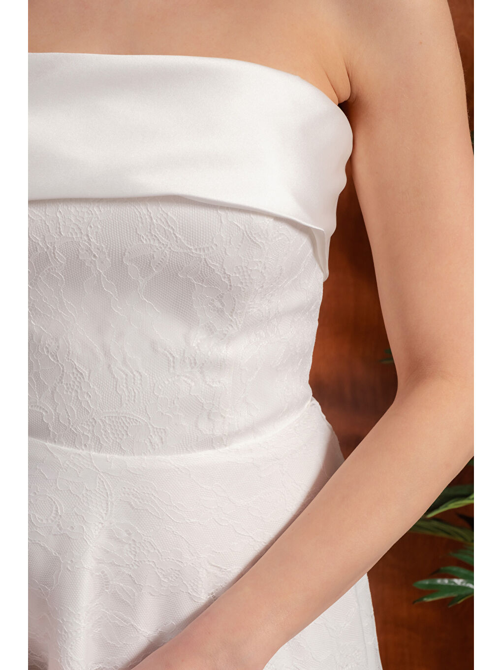 Kadın Beyaz Straplez Yaka Uzun Dantelli Abiye Elbise-4