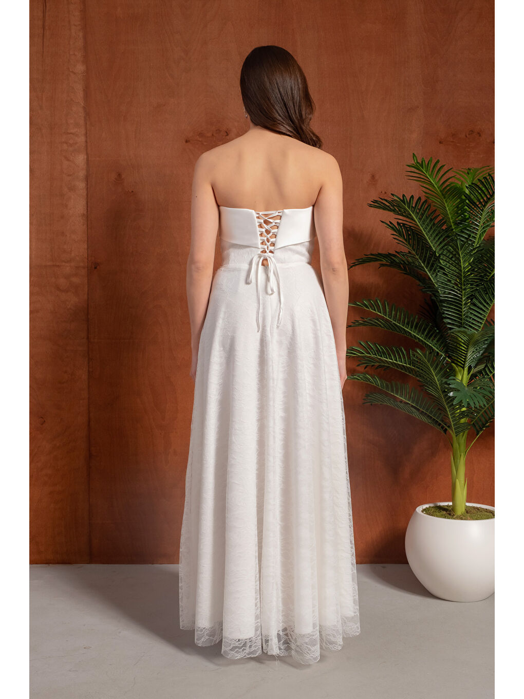 Kadın Beyaz Straplez Yaka Uzun Dantelli Abiye Elbise-5