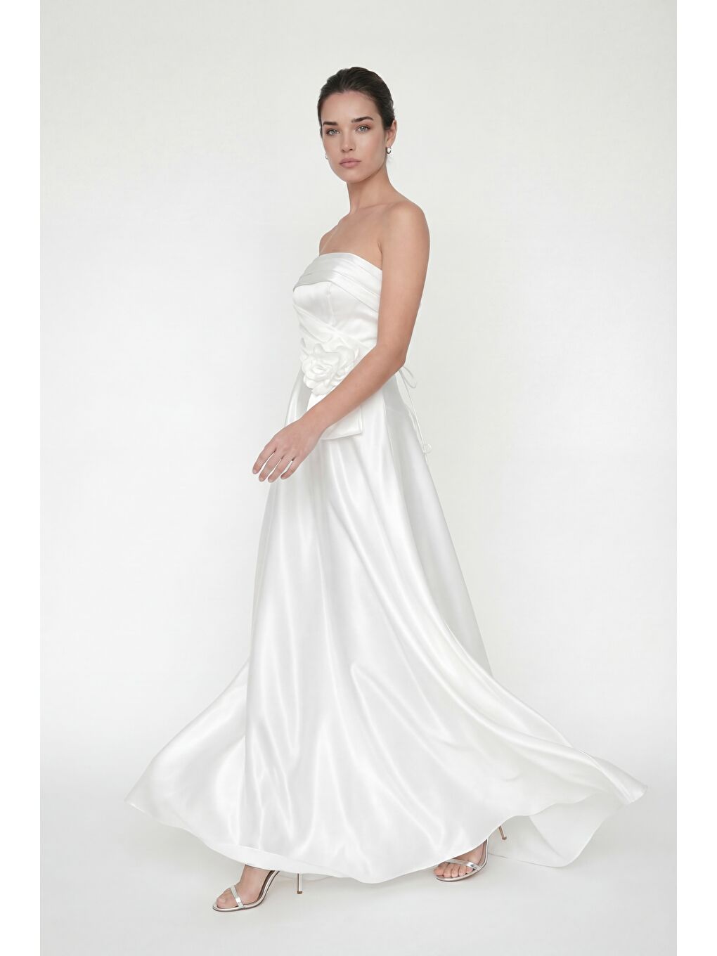 Kadın Beyaz Straplez Yaka Çiçek Detaylı Uzun Söz Nişan Nikah Abiye