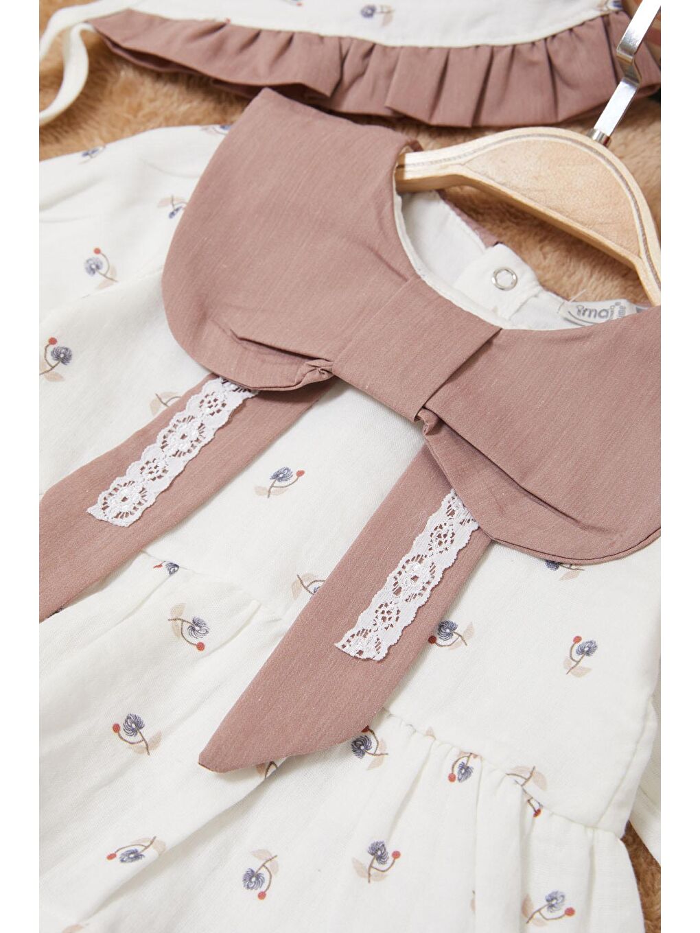 Kahverengi Kurdele Yakalı Desenli Kız Bebek Yenidoğan 3'lü Takım 17627-2