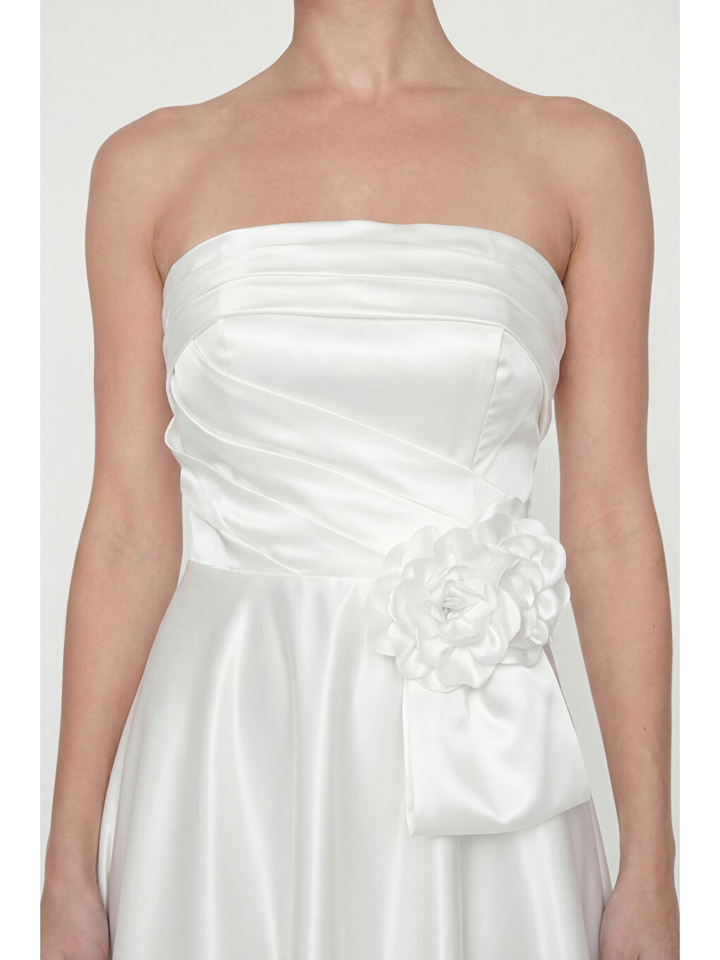 Kadın Beyaz Straplez Yaka Çiçek Detaylı Uzun Söz Nişan Nikah Abiye-3