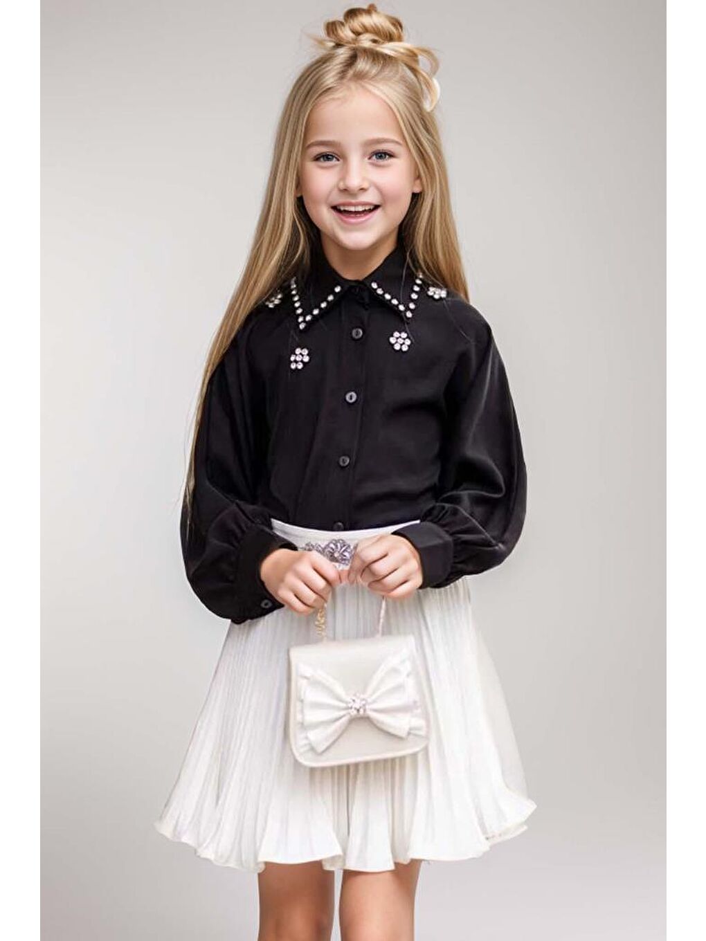 Kız Çocuk Yakası ve Göğsü Taş İşlemeli Siyah Gömlek ve Piliseli Beyaz Etekli Takım