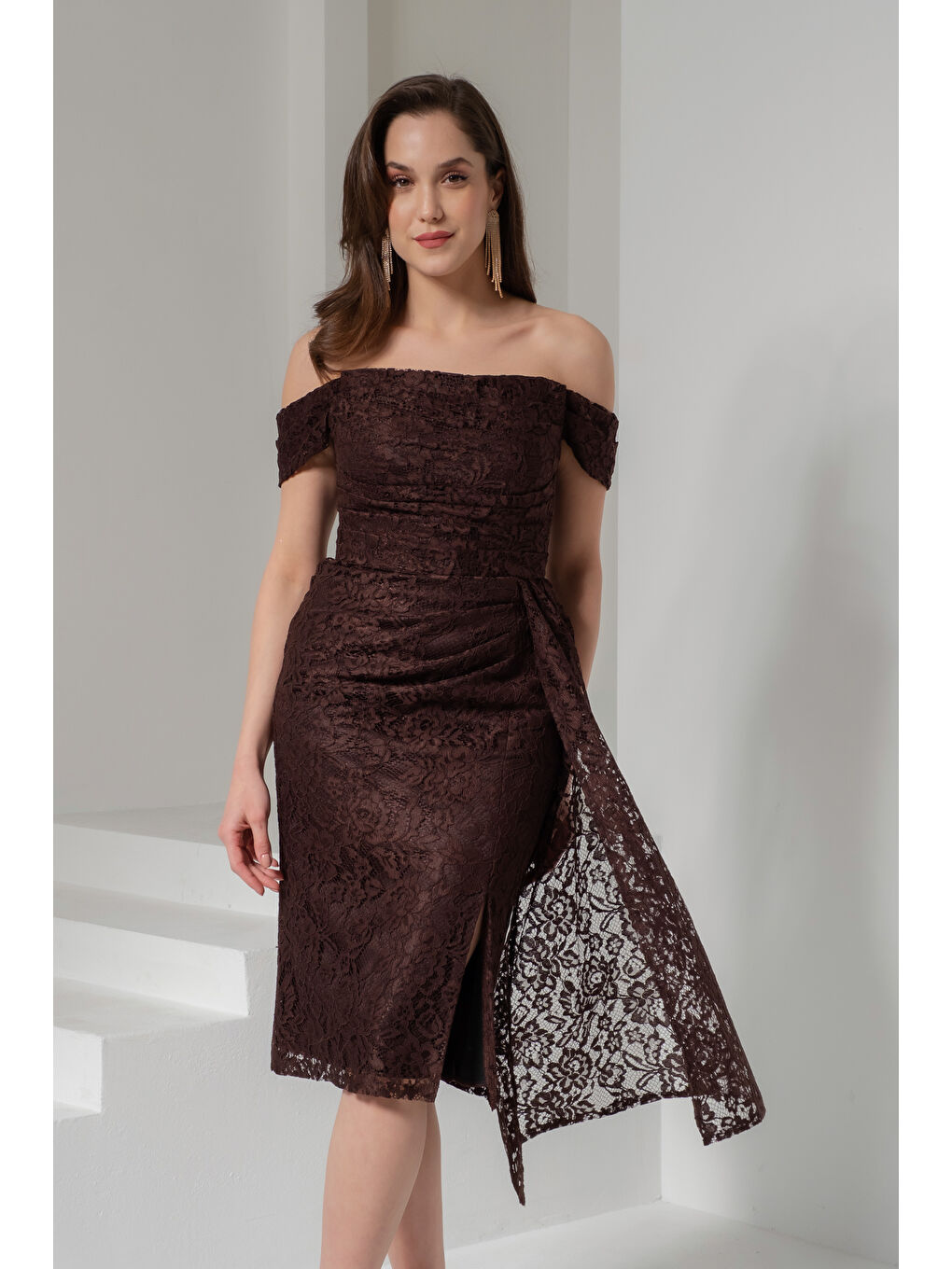 Kadın Kahverengi Kayık Yaka Dantelli Midi Abiye Elbise-2