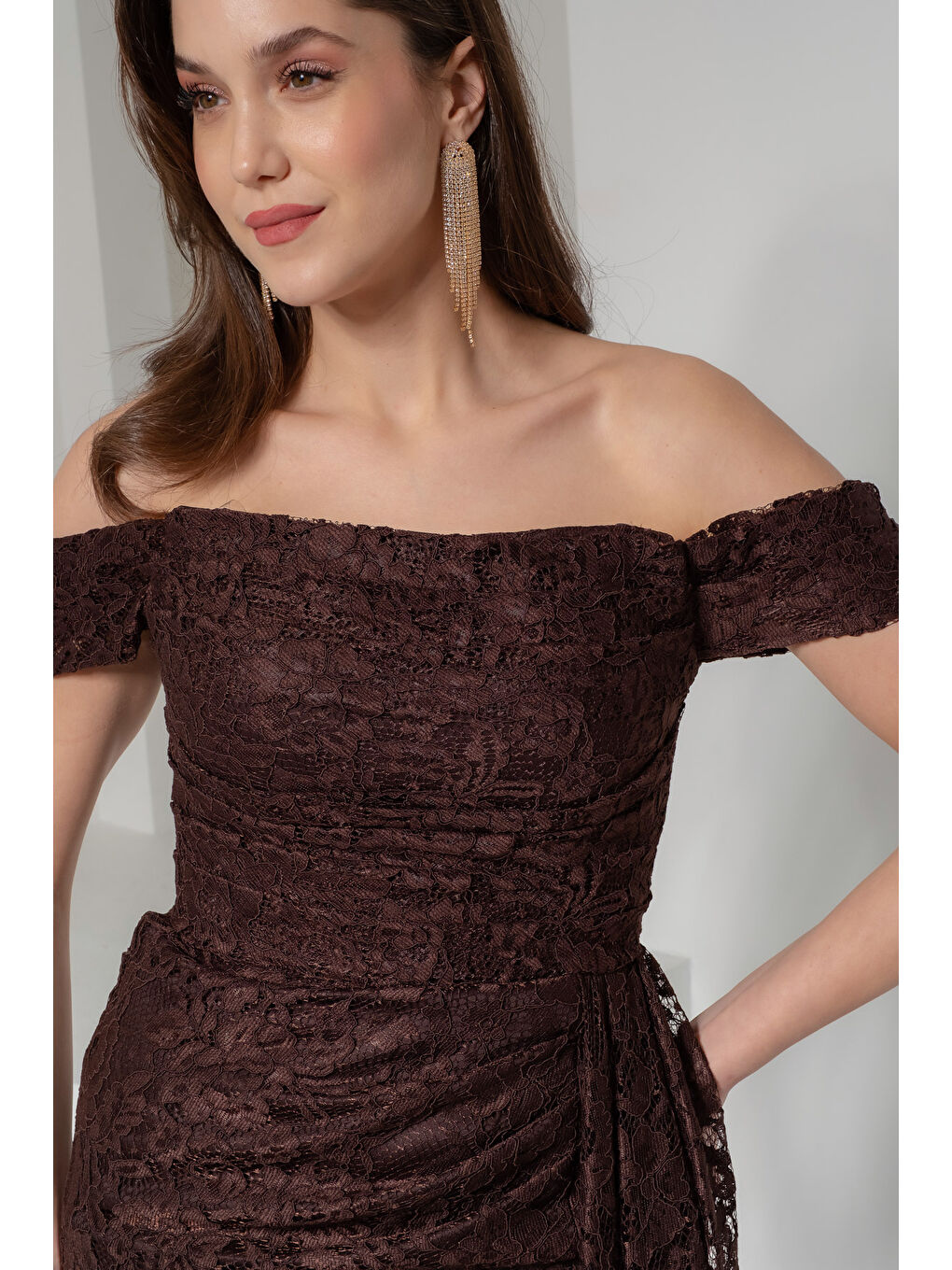 Kadın Kahverengi Kayık Yaka Dantelli Midi Abiye Elbise-3